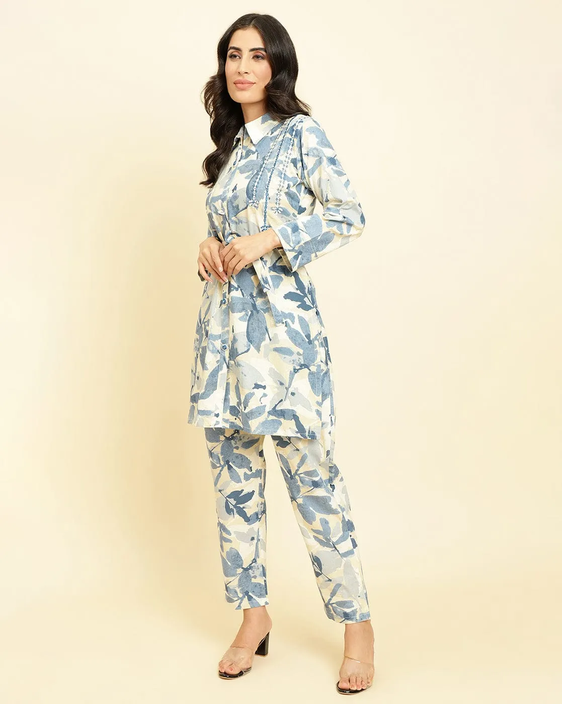 Varanga Women Off White &Blue Floral Printed Straight Kurta Paired With Tonal Printed Bottom